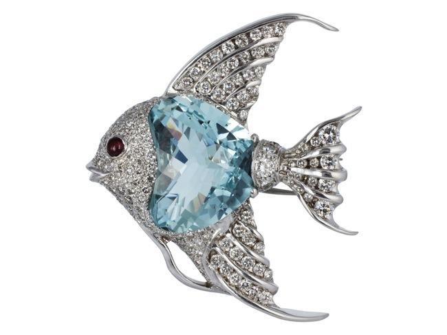 Đá Aquamarine: Các loại đá mang lại may mắn cho Bò Cạp chủ yếu có các tông màu xanh lam. Aquamarine theo tiếng Latin có nghĩa là “nước biển” bởi nó có màu xanh giống hệt màu nước biển. Đá Aquamarine giúp Bò Cạp có tầm nhìn xa, đồng thời giảm những nỗi lo và mang lại hạnh phúc, phấn chấn trẻ trung. Đá Aquamarine được các thủ thủy và những người hay đi biển yêu thích vì người ta cho rằng, màu xanh của viên đá này sẽ đem lại bình an, may mắn những cuộc hành trình dài trên biển. Ảnh: shrevecrumpandlow.