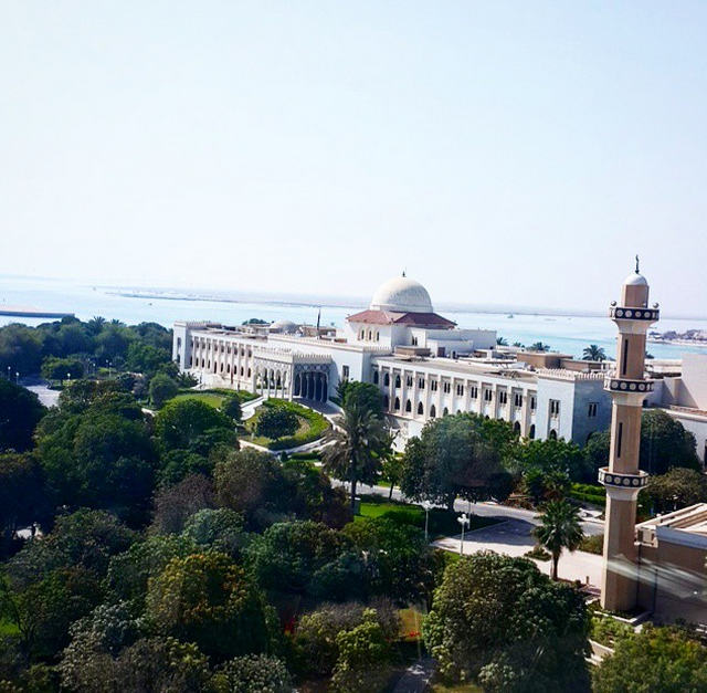 Chính phủ Các tiểu vương quốc Ả Rập thống nhất bỏ tù bất cứ ai chụp ảnh Phủ Tổng thống, các đại sứ quán và các cơ quan an ninh. Năm ngoái, một kiến trúc sư người Mỹ đến Abu Dhabi dự hội thảo đã phải ngồi tù do chụp ảnh trong khu vực đại sứ quán. Năm 2010, một người Iran cũng bị bỏ tù 1 tháng sau khi chụp ảnh Phủ Tổng thống, anh nói anh không hề thấy bất cứ biển báo cấm chụp hình nào tại đó.