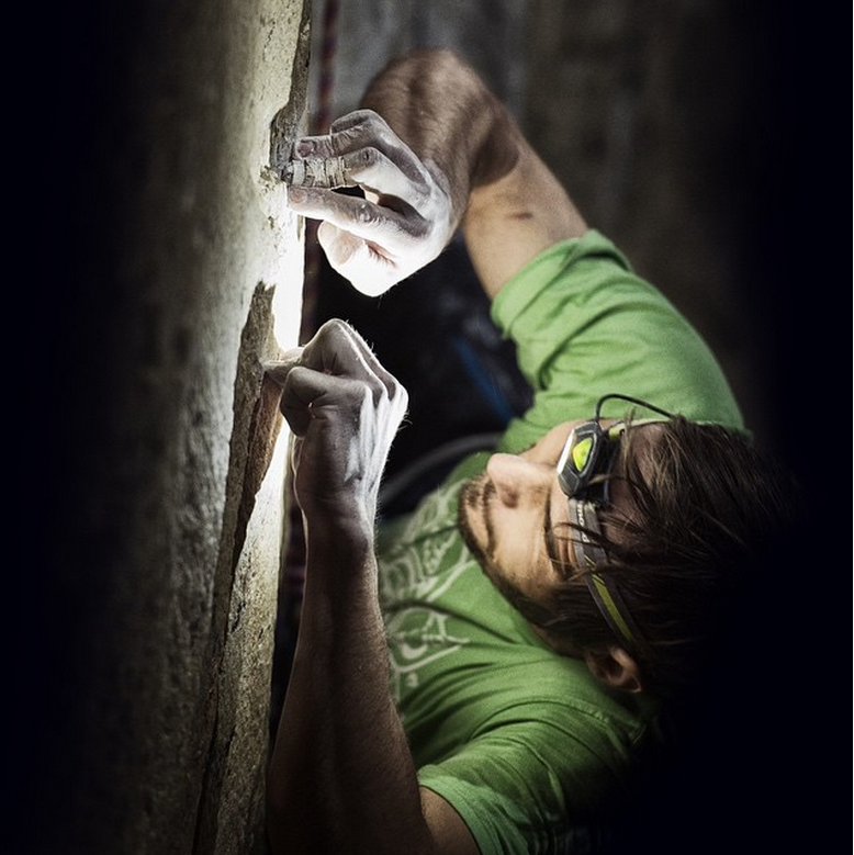 Họ tranh thủ ngày đêm trên vách đá.