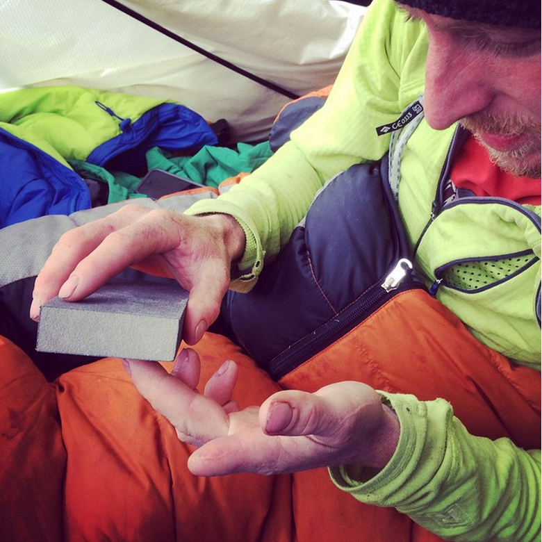 Vào ngày thứ 9 của hành trình, Tommy Caldwell phải bào rìa các ngón tay để tránh bị rách tay khi bám vào đá.