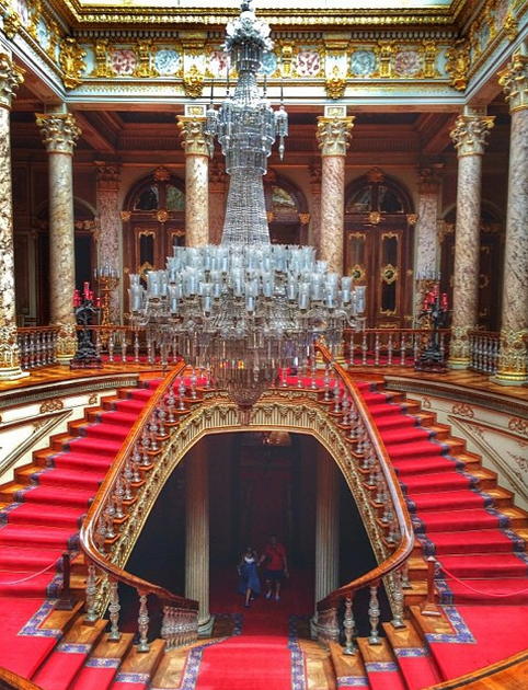 Dinh Dolmabahçe được xây vào thế kỷ 19 làm thủ phủ của đế chế Ottoman tại Istanbul, Thổ Nhĩ Kỳ cũng là nơi cấm chụp hình.