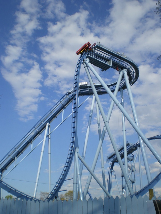 Griffon, Busch Gardens, Mỹ: Tàu lượn có độ cao 62 m, tốc độ lên tới 120 km/h, độ dốc thẳng đứng 90 độ. Ảnh: Rollercoasterking.