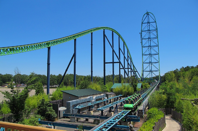 Kingda Ka, Six Flags Great Adventure, Mỹ: Tàu lượn này giữ kỷ lục cao nhất, dài nhất và nhanh nhất thế giới. Tàu lượn có độ cao 139 m, tốc độ lên tới 206 km/h, dài 127 m, độ dốc thẳng đứng 90 độ. Ảnh: estfact. 