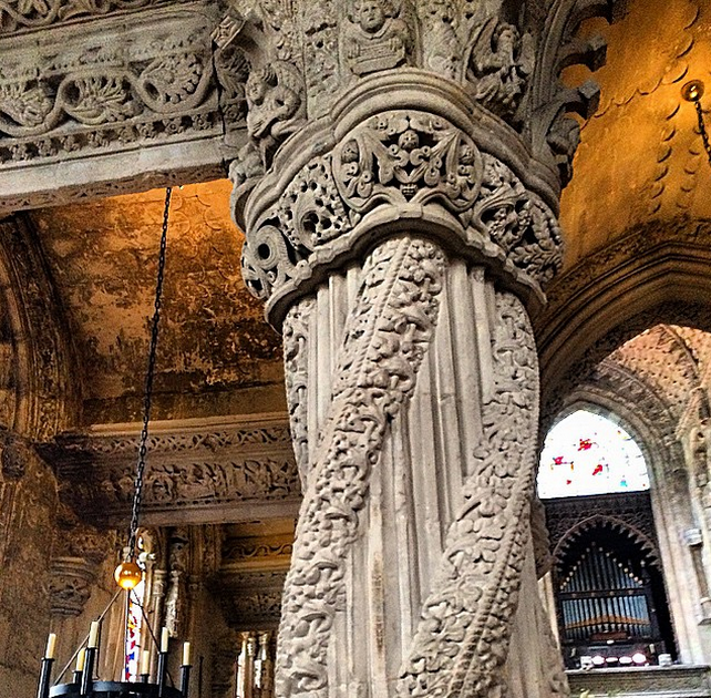 Các fan của tác phẩm “Mật mã Da Vinci” sẽ nhận ra ngay nhà thờ Rosslyn ở Roslin, Scotland. Đây là hình ảnh chủ đạo trong tiểu thuyết của Dan Brown.