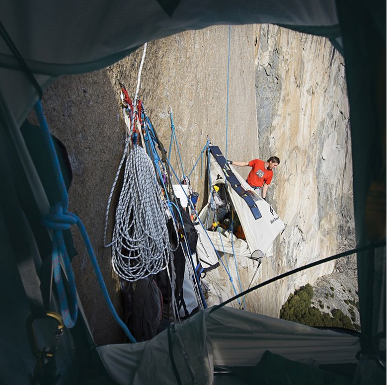 Lúc nghỉ, 2 người tập yoga, cập nhật mạng xã hội, sạc các thiết bị điện tử bằng thanh năng lượng mặt trời.