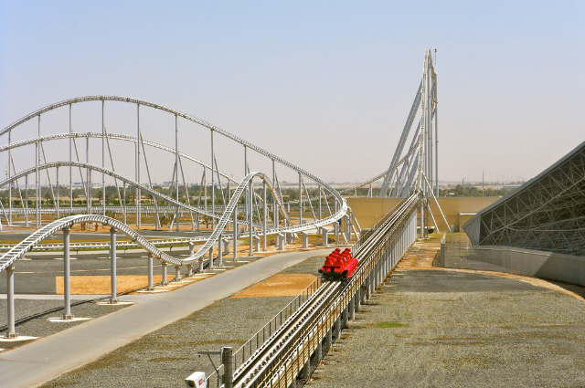 Formula Rossa, Ferrari World, Abu Dhabi: Để thử cảm giác mạnh trên tàu lượn siêu tốc này, du khách buộc phải đeo thiết bị bảo vệ tai. Tàu lượn có độ cao 52 m, tốc độ đạt tới 240 km/h trong vòng 5 giây. Ảnh: Dailymail.