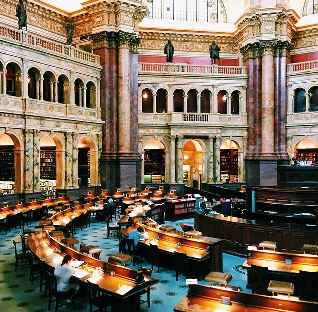 Thư viện Quốc hội ở Capitol Hill, Washington DC là thư viện lớn nhất thế giới. Phòng đọc chính ở thư viện này có khoảng gần 70.000 đầu sách.