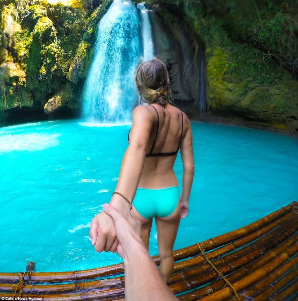 Laura lặn tại thác Kawasan, Cebu, Philippines.