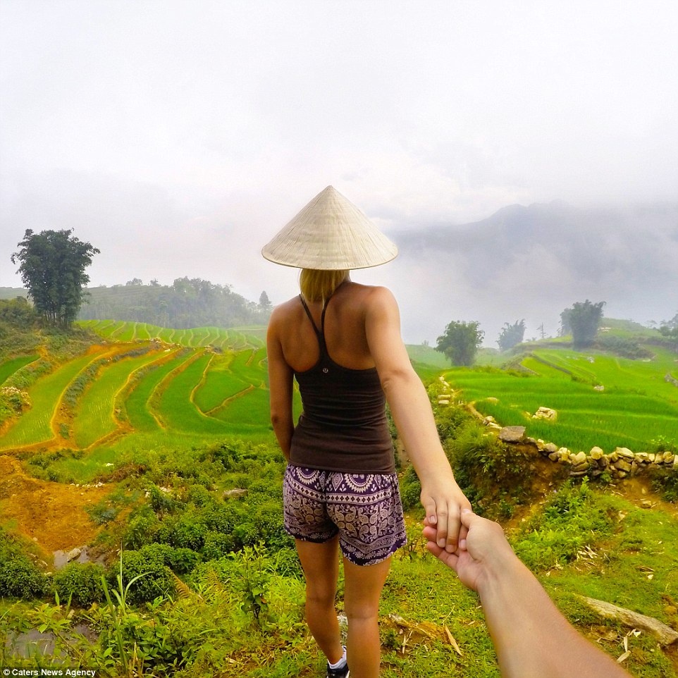 Them mot cap doi ‘Nam tay em di khap the gian’ den Viet Nam hinh anh
