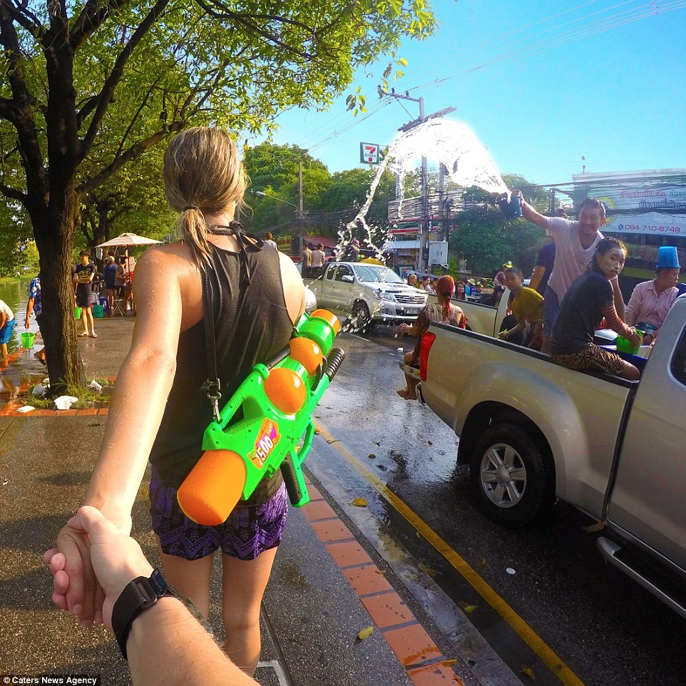 Đón mừng tết Thái Lan với phong tục té nước nổi tiếng. Hiện Christian đã có 27.700 người theo dõi trên Instagram sau bộ ảnh độc đáo tại châu Á này.