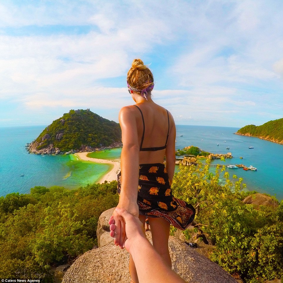 Laura nắm tay Christian đứng trước biển tại Koh Tao, Thailand. Cô còn có một vlog riêng chia sẻ những trải nghiệmvề du lịch.