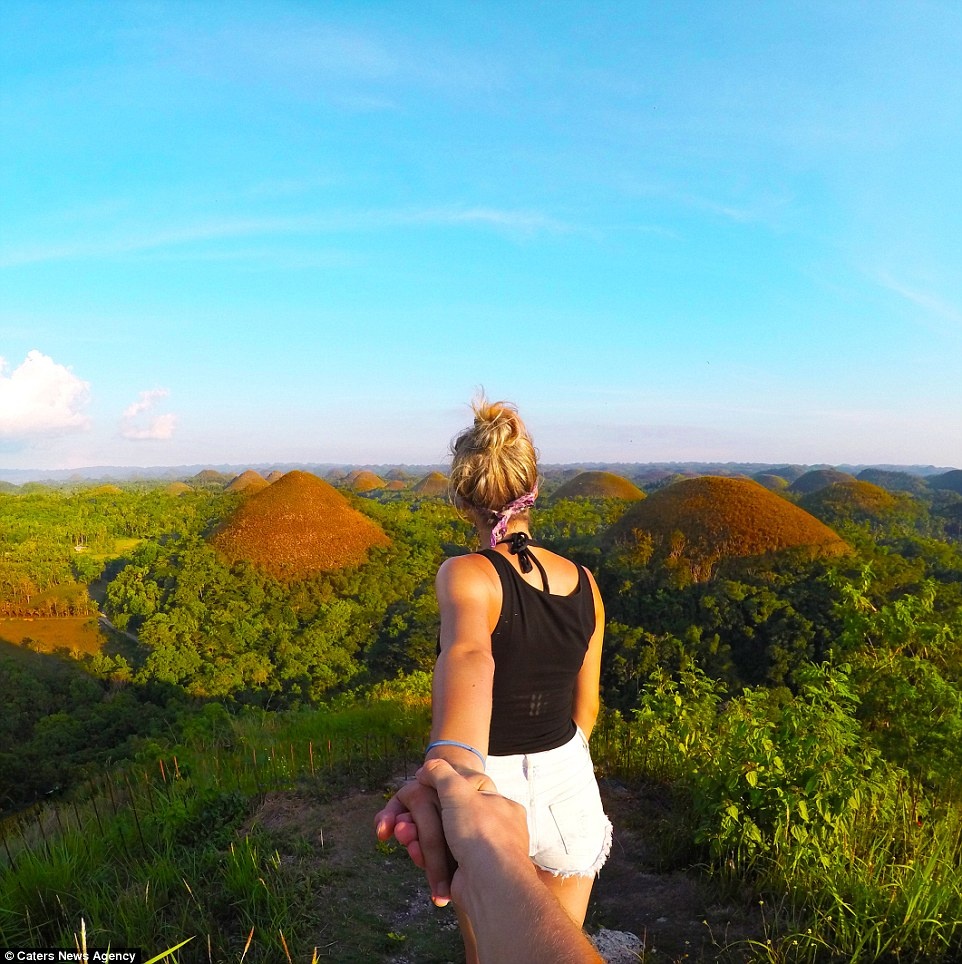 Cặp đôi tạo dáng trước những ngọn đồi Chocolate (Chocolate Hills) nổi tiếng ở Bohol, Philippines.