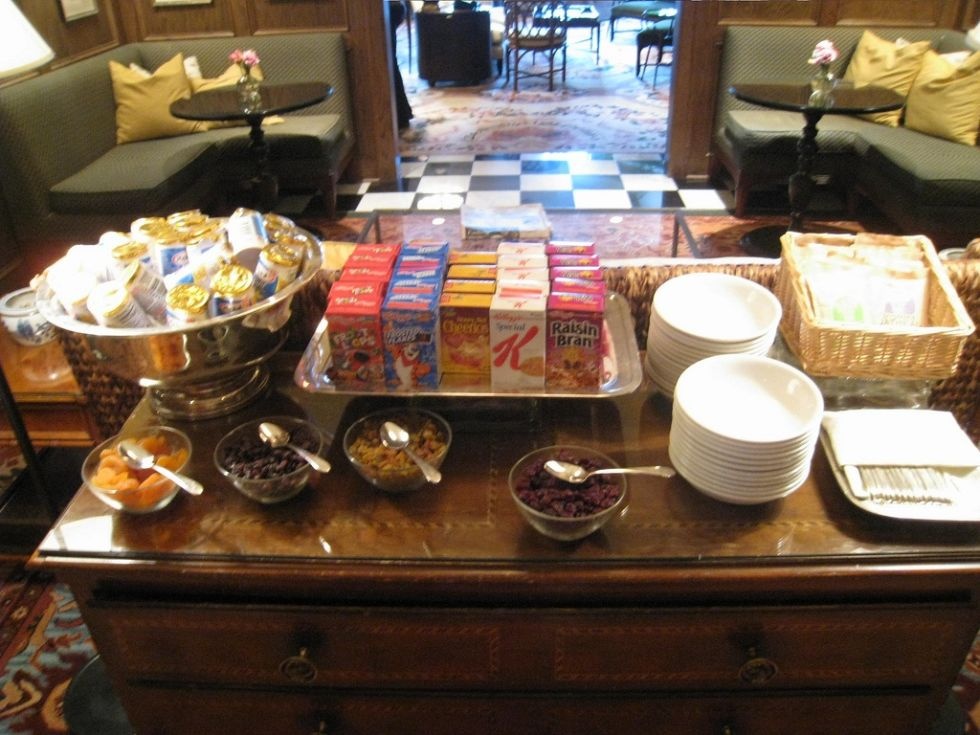 Hầu như mọi thứ ở khách sạn đều có thể thương lượng. Nếu khách sạn có thêm bữa sáng đồ nóng tự chọn ngoài bữa sáng miễn phí thông thường, bạn có thể đề nghị được ăn bữa sáng tự chọn, khách sạn hiếm khi từ chối bạn.