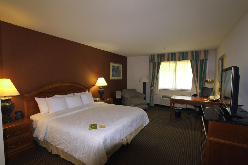 Nếu bạn yêu cầu giường cỡ lớn khi đặt phòng thì hãy nhớ gọi lại để nhắc khách sạn. Nếu bạn vẫn không có giường như ý thì sẽ được đền bù bằng một bữa sáng miễn phí, hoặc nâng cấp lên phòng cao hơn.