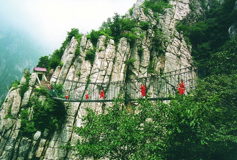 Đường lên Thiếu Lâm Tự phong cảnh rất hùng vĩ với núi cao, đèo sâu và rất nhiều cây tùng, bách bao quanh. Ảnh: Baike