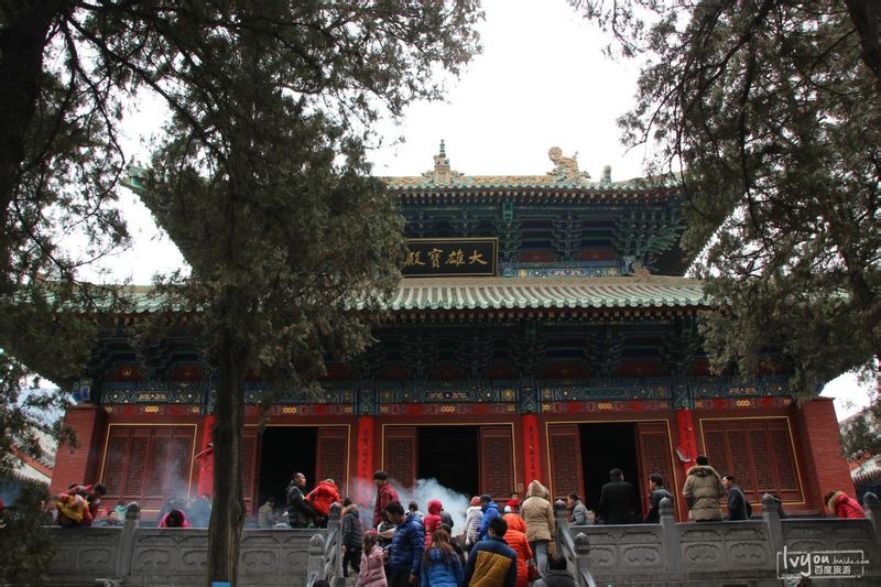 Đại Hùng bảo điện là điện chính của ngôi chùa. Trong góc sân điện, du khách được chiêm ngưỡng những bia đá ghi công đức của những người có đóng góp cho ngôi chùa chi chít lỗ thủng. Tương truyền, đó chính là nơi các nhà sư Thiếu Lâm từng tập luyện Nhất dương chỉ (một môn võ bí truyền sử dụng lực bắn qua ngón tay để tấn công đối thủ) và những lỗ thủng chính là dấu vết của Nhất dương chỉ. Ảnh: Baike