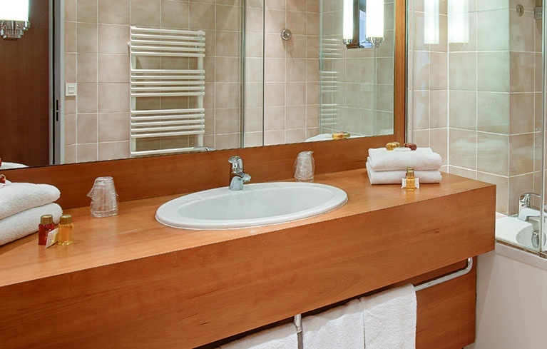 Bạn có thể thoải mái lấy xà phòng thơm, dầu gội đầu, sữa dưỡng thể có logo của khách sạn. Nhưng nếu bạn lấy gối, chăn đệm… thì khách sạn nhất định sẽ tính tiền.