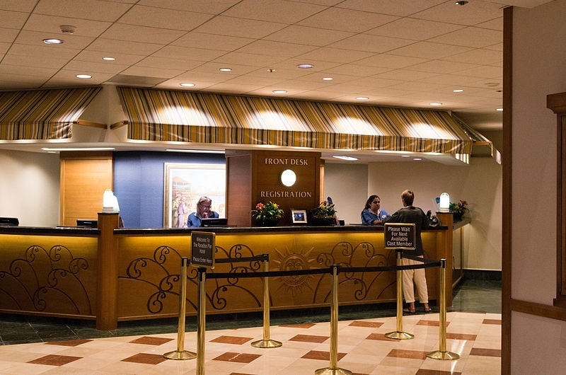 Ga trải giường khách sạn được giặt hằng ngày, chăn thường được giặt theo tuần, một số đồ khác có thể lâu được giặt hơn, vì vậy bạn có thể yêu cầu chăn ga gối đệm sạch khi nhận phòng.