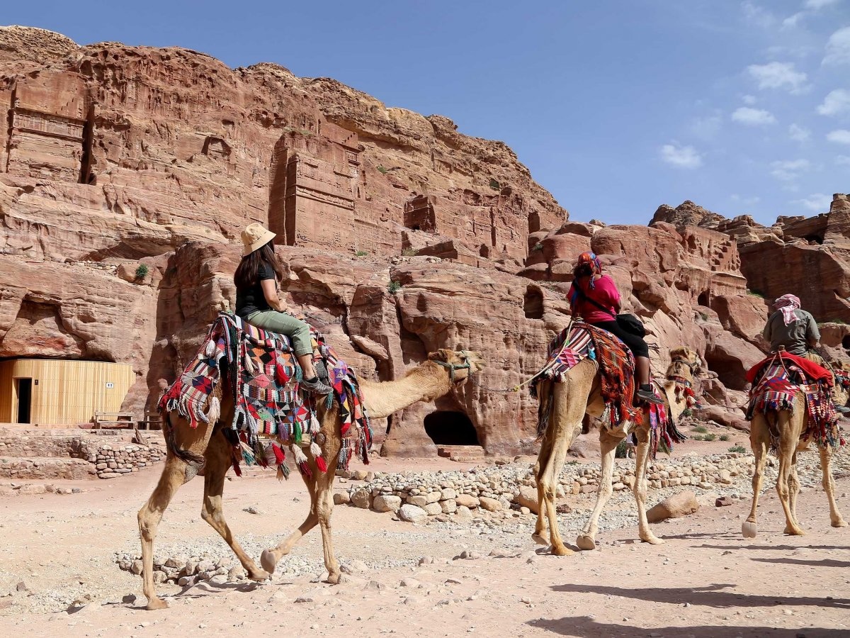 10. Khám phá Petra nằm giữa biển Đỏ và biển Chết ở Jordan. Thành phố xây dở dang này được bao quanh bởi núi non, hẻm núi và là một trong những điểm khảo cổ nổi tiếng nhất thế giới theo UNESCO.