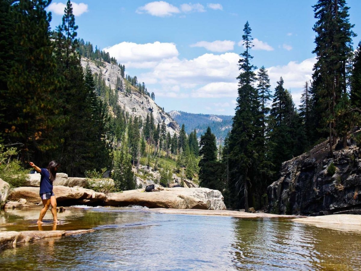 31. Khám phá vẻ đẹp của những ngọn núi Sierra Nevada ở công viên quốc gia Yosemite.