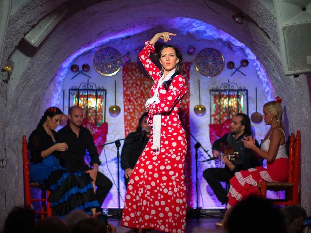 13. Hòa vào giai điệu của những điệu nhảy Flamenco ở Andalusia, bờ biển phía nam Tây Ban Nha.