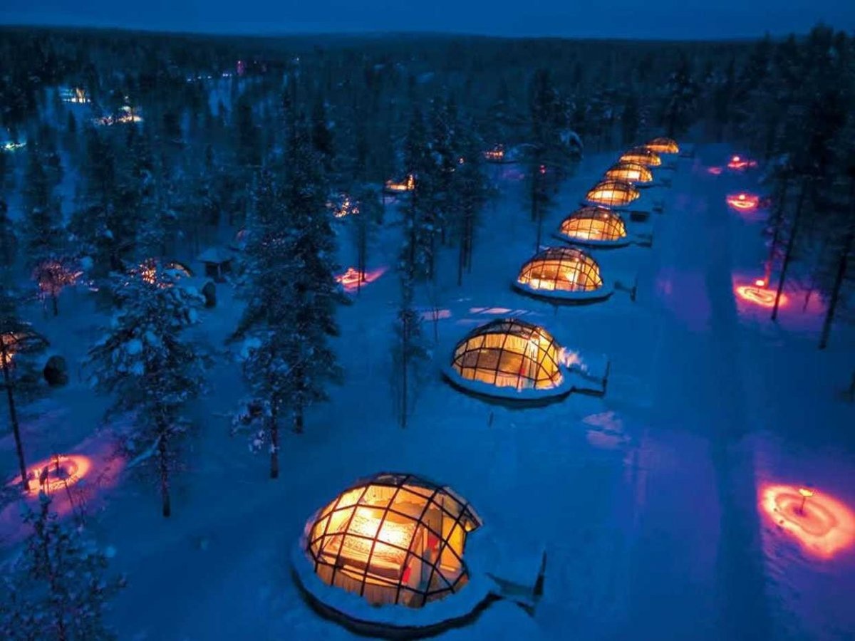 14. Ngắm cực quang từ những chiếc lều bằng kính ở khách sạn Kakslauttanen, Phần Lan.