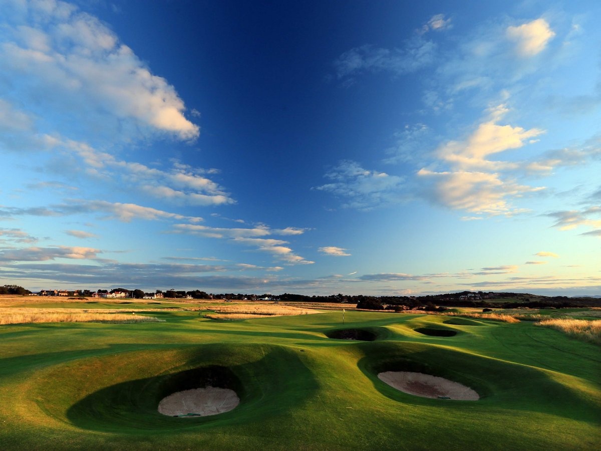 34. Chơi golf ở Muirfield, East Lothian, Scotland, một trong những sân golf lâu đời nhất thế giới và là nơi tổ chức giải golf Anh mở rộng 2013.
