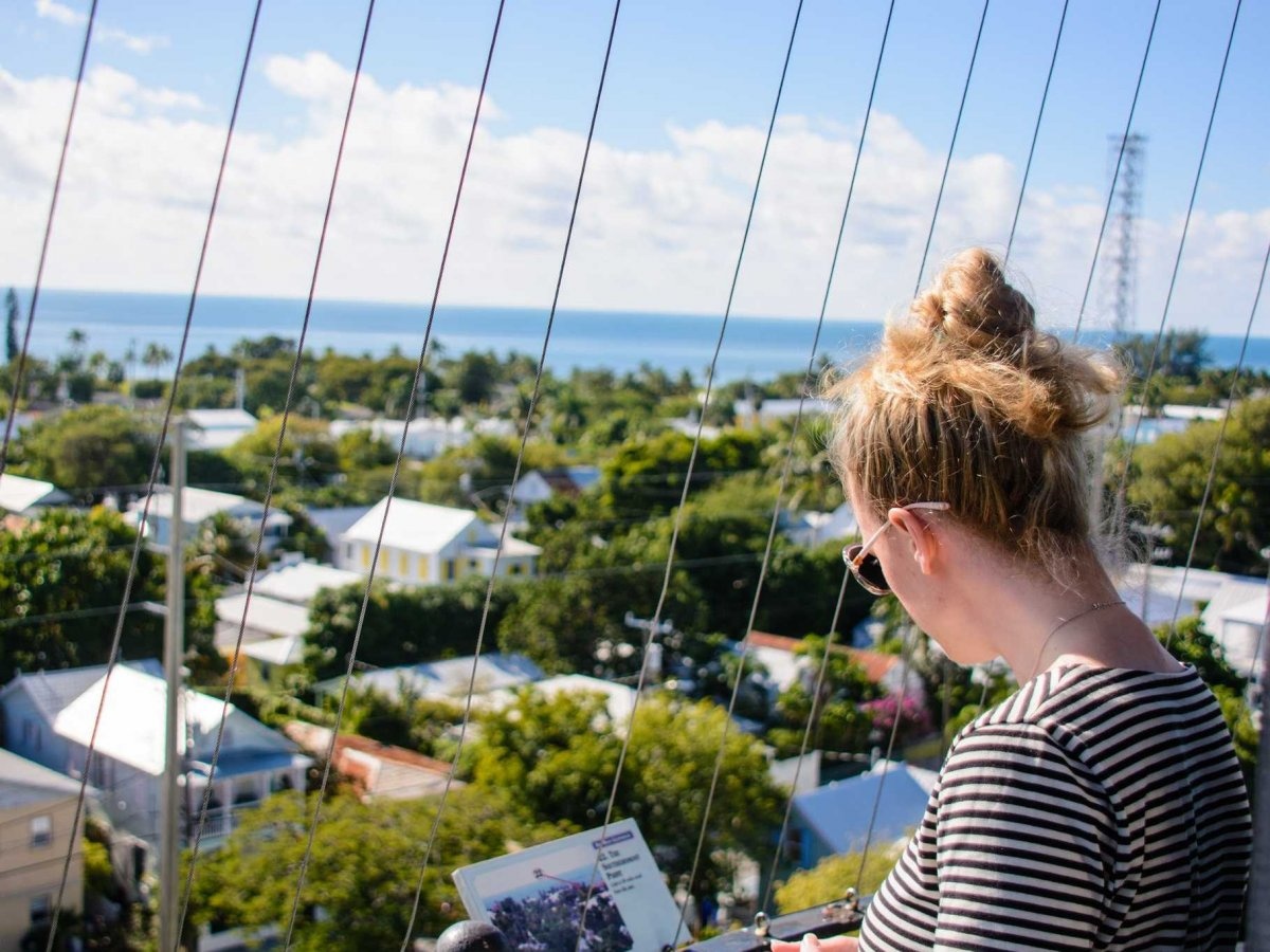 16. Trèo lên đỉnh ngọn hải đăng Key West ở Florida Keys để ngắm cảnh biển đảo tuyệt đẹp.