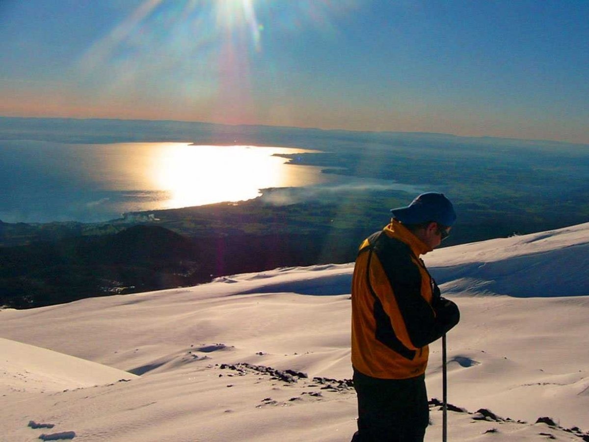 36. Trượt tuyết ở Volcán Osorno, Chile. Vào ngày đẹp trời, bạn có thể nhìn thấy biển Đại Tây Dương từ Glacier Station.