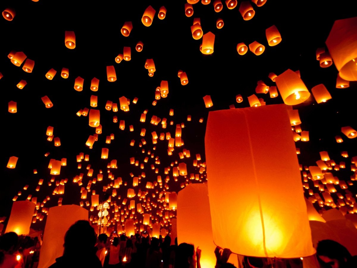 37. Thả đèn trời trong lễ hội đèn trời Loi Krathong được tổ chức ở Chiangmai, Ayutthaya, và Sukhothai, Thái Lan. Hàng triệu chiếc đèn được thắp sáng và thả lên trời, tạo thành khung cảnh vô cùng ngoạn mục.