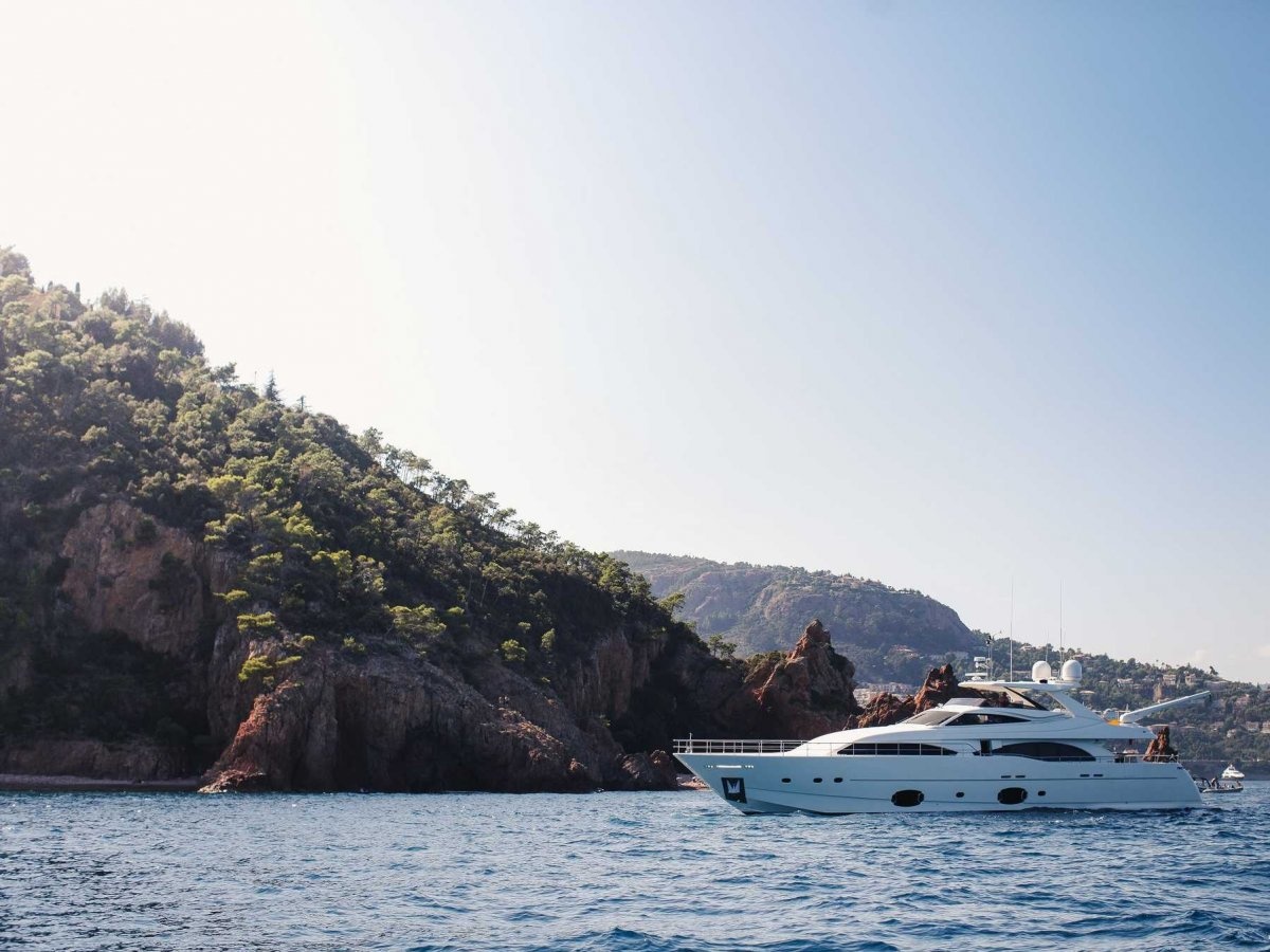 38. Du thuyền trên biển Địa Trung Hải.