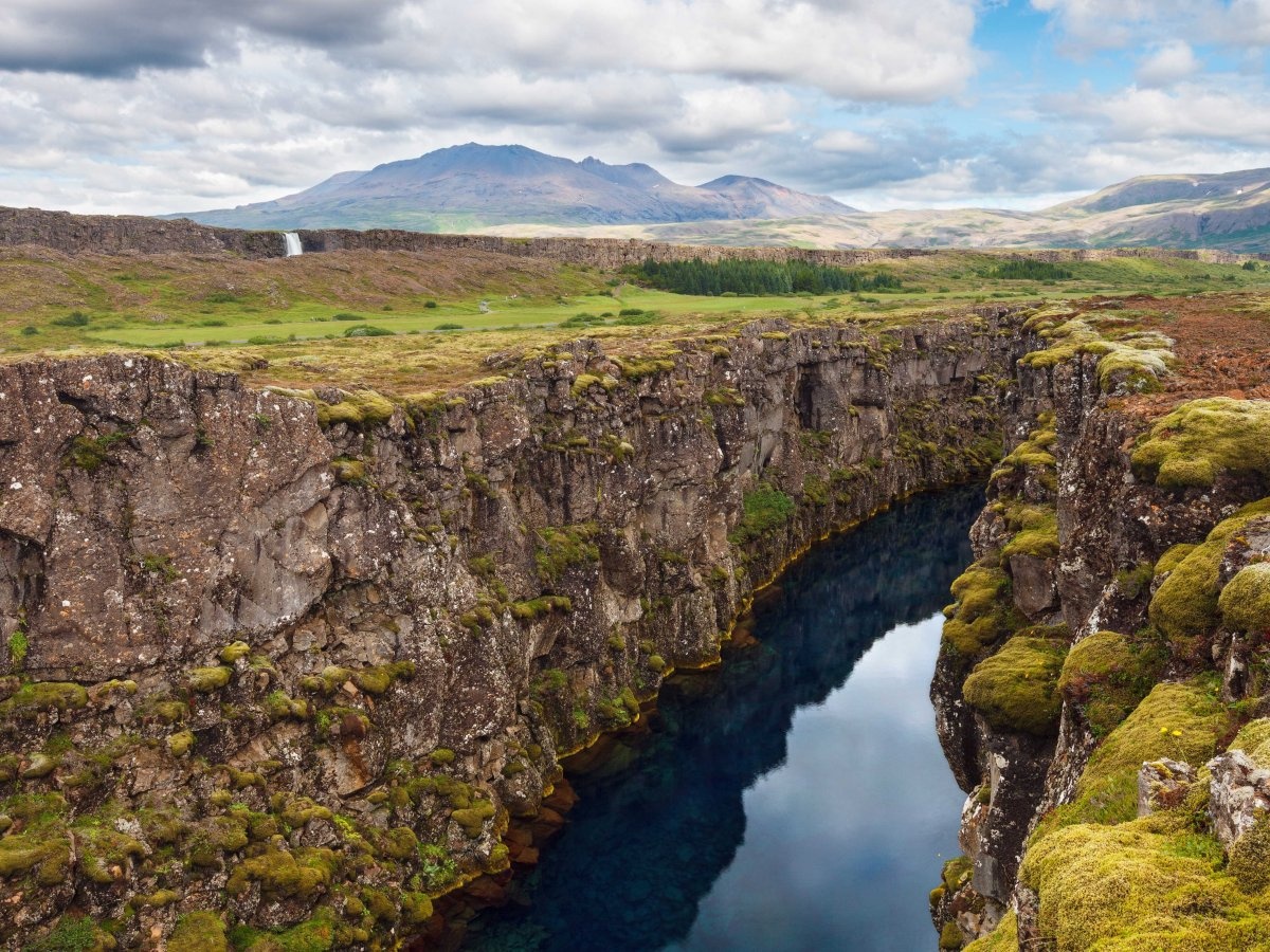 19. Lặn ở khe Silfra tại công viên quốc gia Thingvellir ở Iceland. Đây là một khe nứt giữa lục địa Bắc Mỹ và châu lục Á – Âu. Đây là một trong những nơi hiếm hoi trên trái đất mà bạn có thể bơi giữa 2 châu lục.