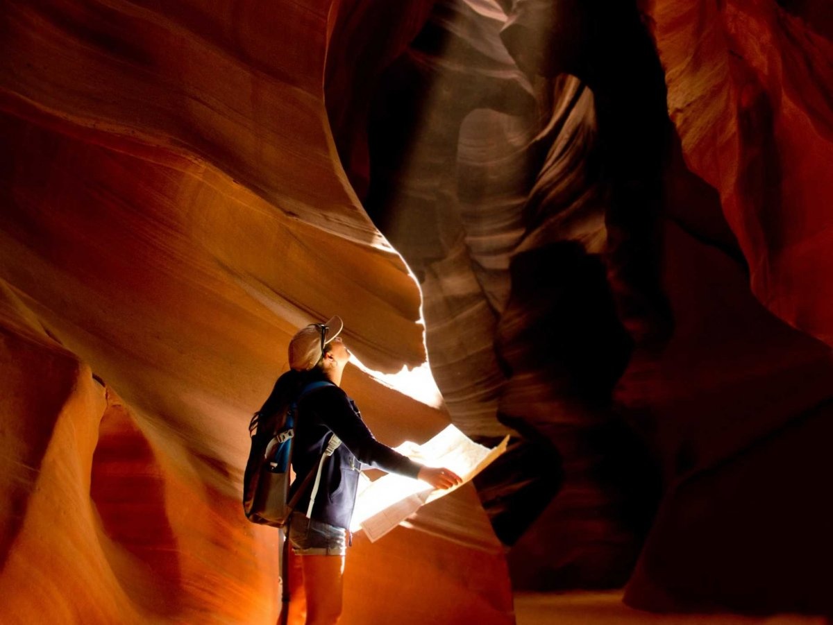 21. Đi dạo ở Antelope Canyon ở Navajo, gần Page, Arizona, Mỹ để chiêm ngưỡng bữa tiệc ánh sáng ngoạn mục do ánh mặt trời nhảy múa trên những phiến đá.