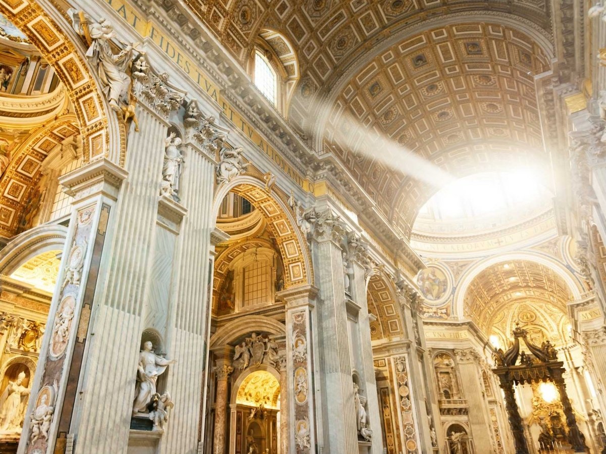 2. Ghé thăm nhà thờ St. Peter ở Vatican, nhà thờ Thiên chúa giáo có không gian nội thất lớn nhất thế giới.