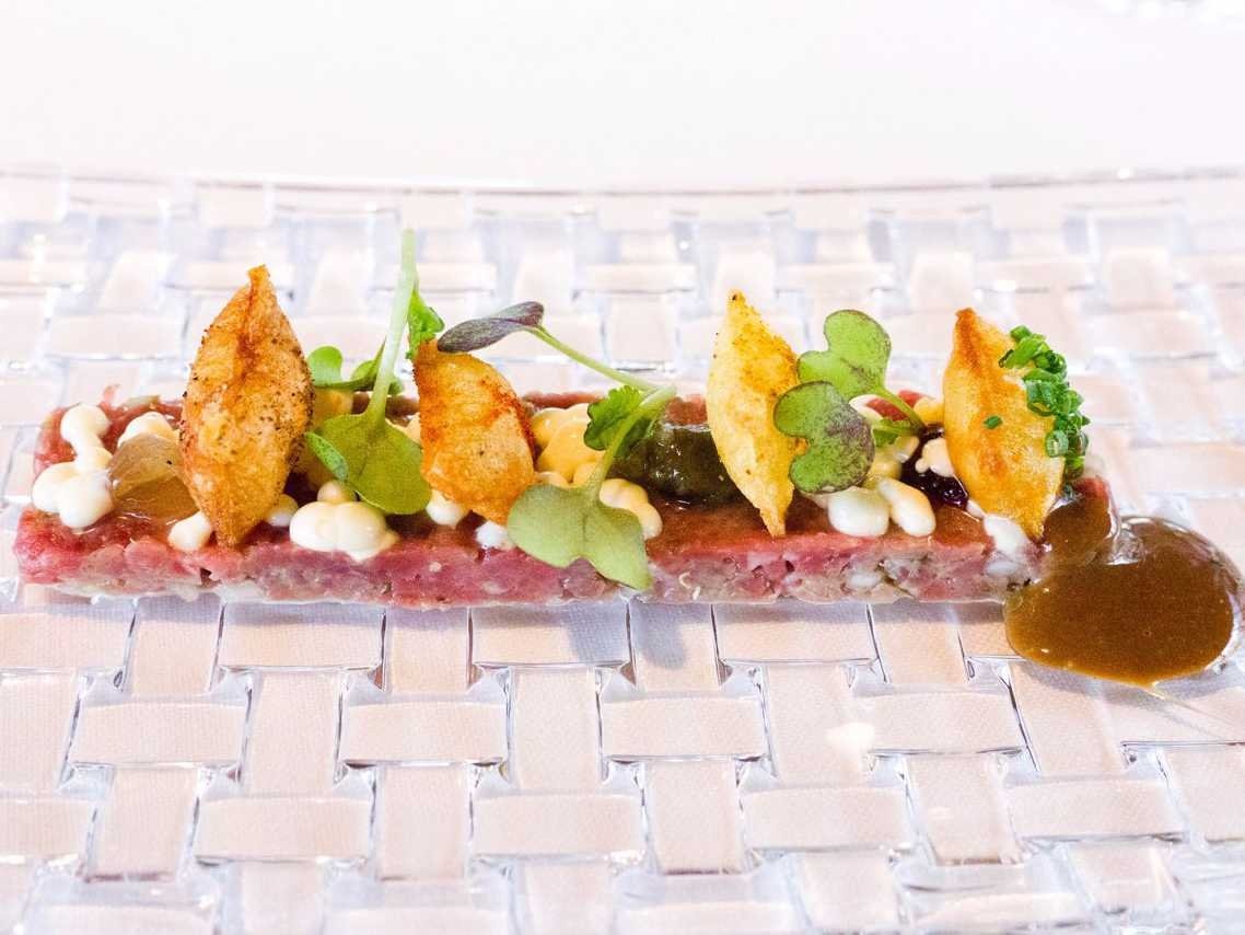 4. Thưởng thức một bữa ăn tại nhà hàng El Celler de Can Roca, Girona, Tây Ban Nha. Đây là nhà hàng giữ vị trí số 1 trong danh sách 100 nhà hàng tốt nhất thế giới.