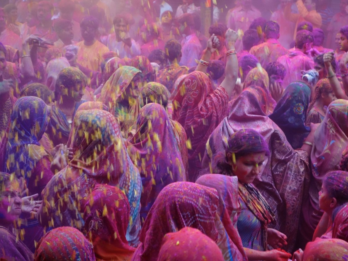 6. Tham gia lễ hội màu sắc kéo dài 2 ngày tại Ấn Độ để chìm đắm trong một biển màu sắc rực rỡ.