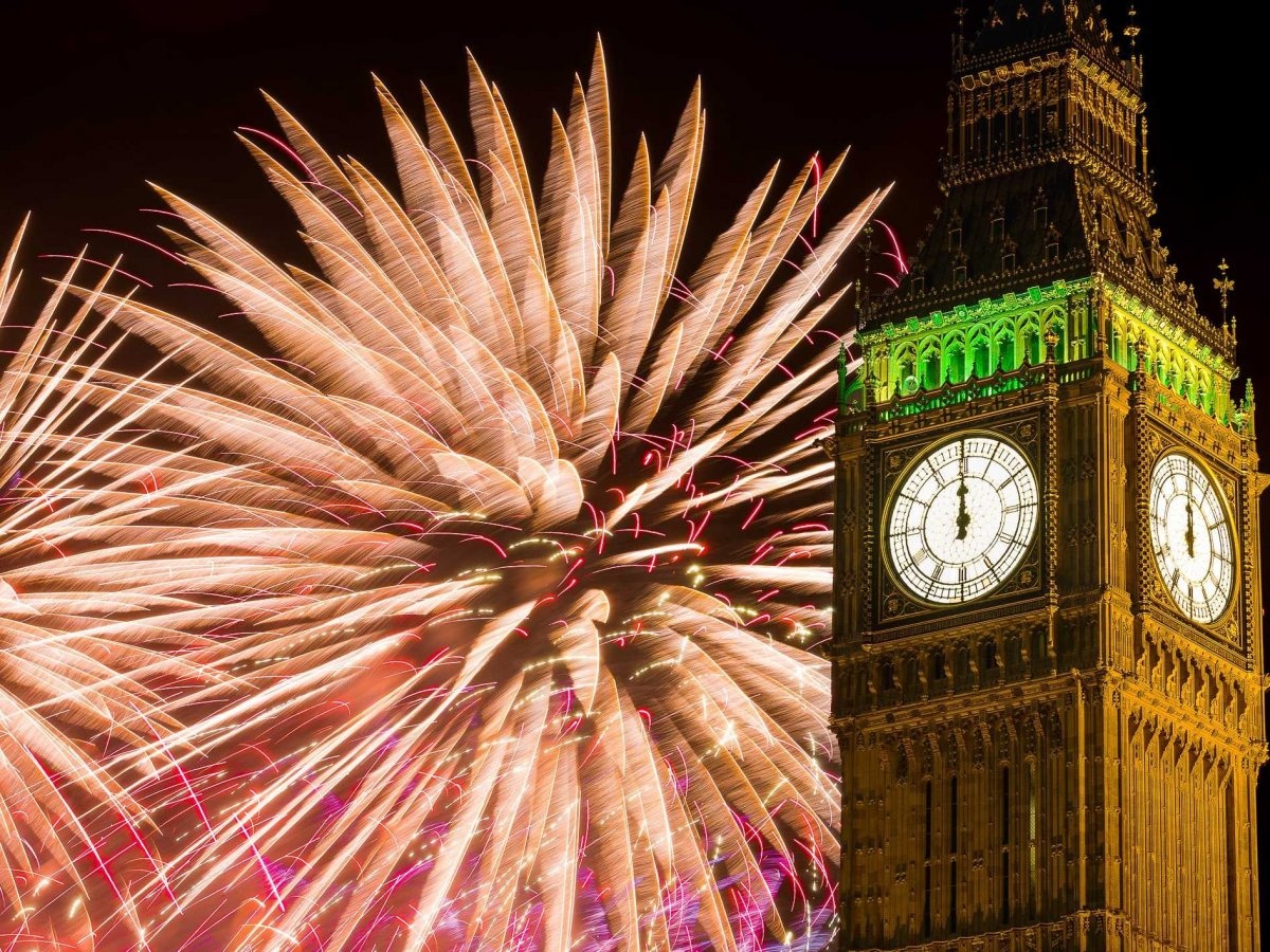 29. Đón giao thừa tại London, chọn một địa điểm lý tưởng dọc sông Thames để nghe tiếng chuông đồng hồ Big Ben vào khoảnh khắc giao thừa, ngắm màn pháo hoa ngoạn mục trên nền cảnh London Eye và tòa nhà quốc hội. Sau đó, bạn có thể dành cả đêm tiệc tùng tưng bừng tại các câu lạc bộ đêm trong thành phố.