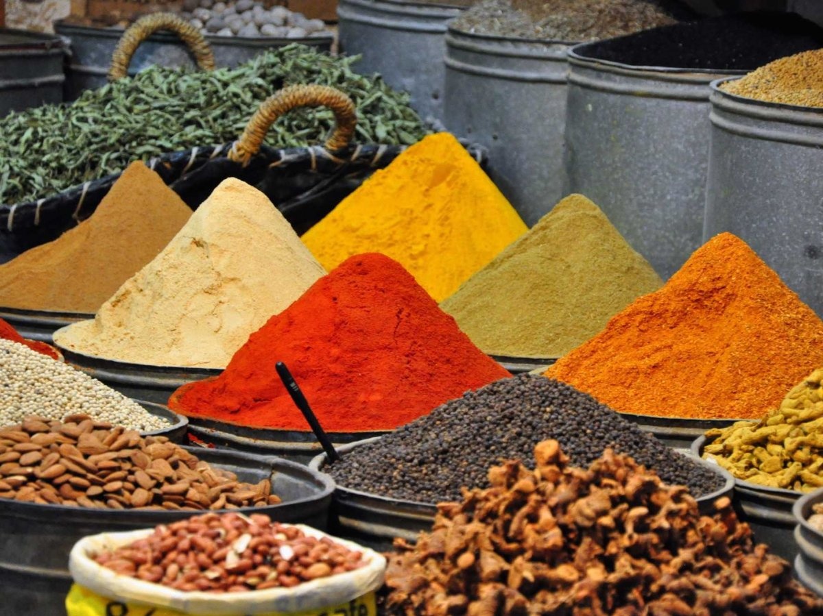 Fès, Morocco: Khu chợ nổi tiếng với khách du lịch do những mặt hàng hấp dẫn như gia vị, đồ ăn, các sản phẩm thủ công mỹ nghệ đặc trưng của vùng.