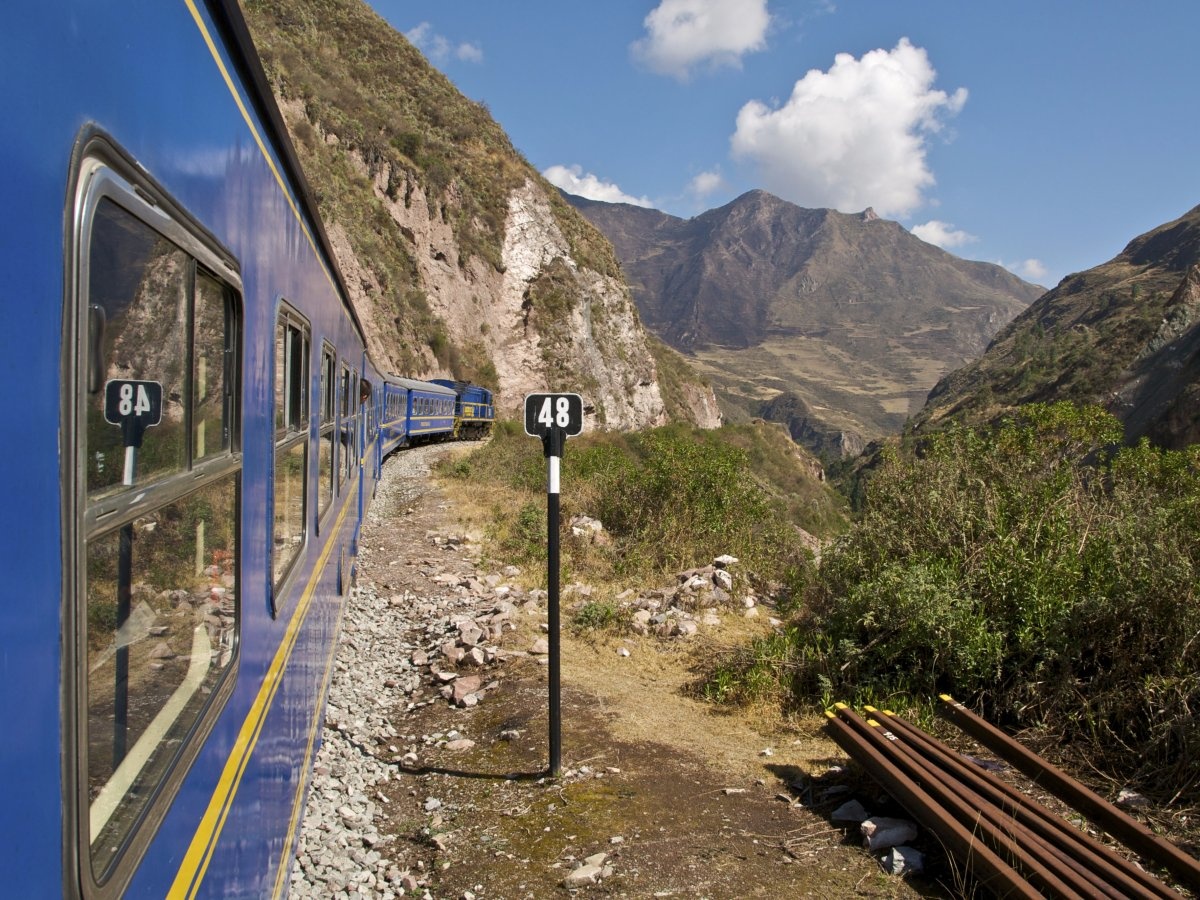 Nếu ngại leo núi, du khách có thể đi bằng tàu cao tốc Orient-Express Hiram Bingham từ Cusco đến Machu Picchu. Chuyến tàu khứ hồi dài 6 giờ đồng hồ cho du khách thưởng thức những khung cảnh ngoạn mục.