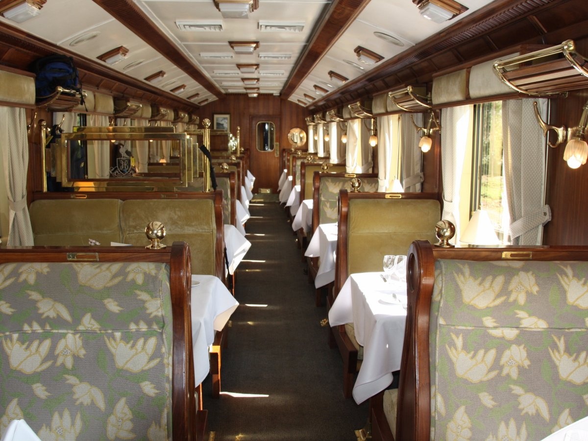 Tàu có nội thất sang trọng, tiện nghi.