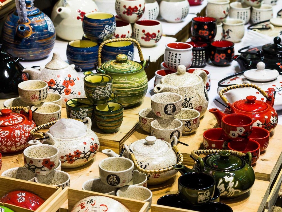 Chợ đêm Temple Street, Hong Kong: Chợ mở cửa khi mặt trời lặn vào các ngày, được đặt theo tên của chùa Bà Thiên Hậu. Đây là nơi lý tưởng để tìm kiếm các món đồ lưu niệm truyền thống như bình trà hay ngọc bích, cũng như các món ăn địa phương.