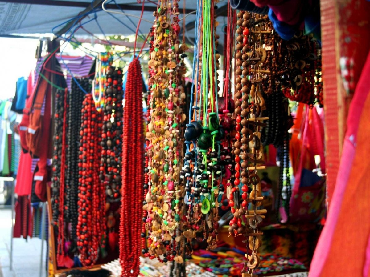 El Rastro, Madrid, Tây Ban Nha: Chợ trời này chỉ mở cửa vào các ngày chủ nhật và ngày lễ. Các gian hàng nằm dọc phố Plaza de Cascorro, chủ yếu bán quần áo và phụ kiện.