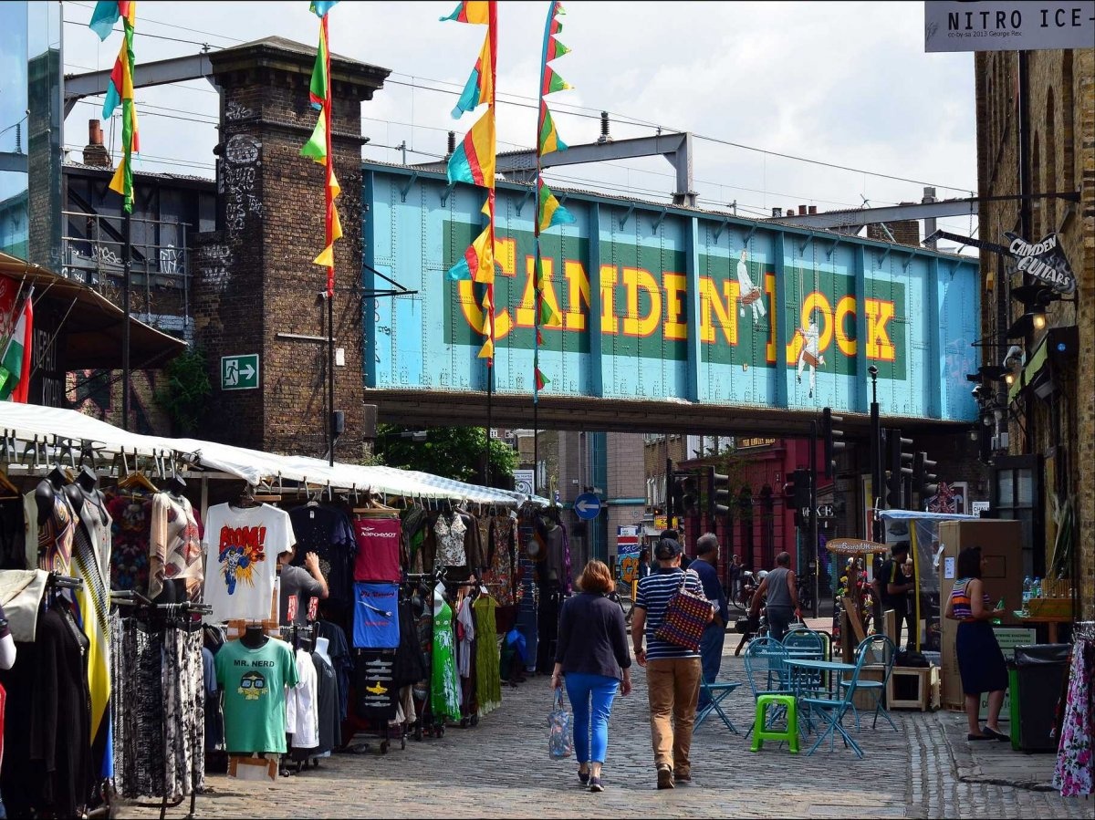 Camden Lock, London, Anh: Chợ có tuổi đời 30 năm, thu hút hơn 150.000 người ghé thăm mỗi tuần. Hầu hết các gian hàng mở cửa 7 ngày trong tuần, bán đủ các thể loại, từ quần áo đến đĩa nhạc, máy chơi điện tử và đồ ăn nhanh.