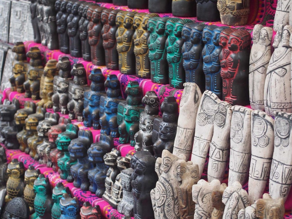 The Witches, La Paz, Bolivia: Chợ còn được gọi là Mercado de Hechiceria hay Mercado de las Brujas, bán các mặt hàng độc đáo như ếch khô, rắn, rùa, lông cú, thảo dược…