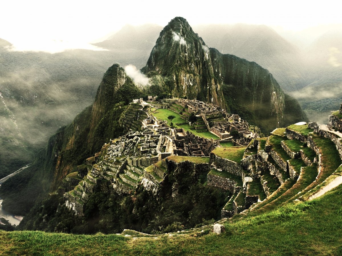 Không ai biết lý do tại sao thành phố này bị lãng quên. Các sử gia đồng ý rằng, Machu Picchu được xây dựng vào thời kỳ hoàng kim của đế chế Inca vào thế kỷ 15 – 16 trước khi bị người Tây Ban Nha tàn phá năm 1530. Người ta cho rằng, đã có hơn 1.000 từng sống ở đây.