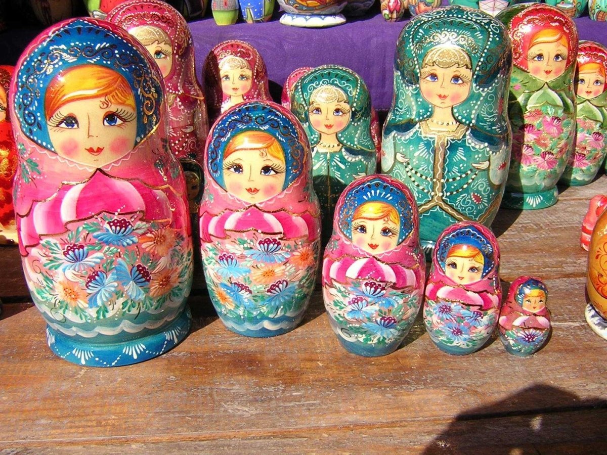 Izmailovsky, Moscow, Nga: Chợ mở cửa hằng ngày, nhưng lý tưởng nhất để ghé thăm là vào cuối tuần vì nhiều người bán hàng chỉ đến chợ vào thứ 7 và chủ nhật. Chợ có bán các bộ sưu tập búp bê Matryoshki nổi tiếng và các mặt hàng đặc trưng của Nga như thảm, mũ lông, đồ gốm, đồ chơi các loại…