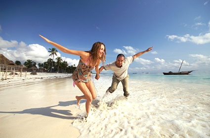 1. Hãy cân nhắc chọn người đi nghỉ cùng bạn: Chúng ta thường dành nhiều thời gian lên kế hoạch xem mình sẽ đi đâu mà quên mất việc quan trọng hơn là mình sẽ đi với ai. Sebastian Filep, giảng viên đại học Otago tiết lộ: “Mọi người thường sai lầm khi quá chú trọng tới điểm đến. Bạn cần phải chọn bạn đồng hành một cách khôn ngoan nữa”. Đây có lẽ là dịp để thắt chặt tình bạn lên một mức mới, hoặc là thời điểm vàng để dành thời gian cho người mình thương yêu. Ngược lại, đây cũng có thể là dịp để hàn gắn vết thương lòng sau một cuộc chia tay bằng cách tổ chức một nhóm du lịch mạo hiểm cùng bạn bè. Ảnh: traveldategirls.