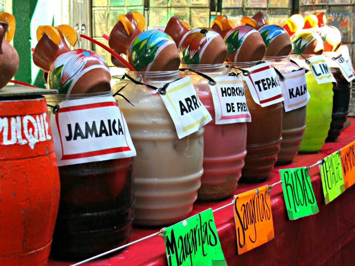 Tonalá, Mexico: Nằm ở ngoại ô thành phố Guadalajara, chợ  Tonalá có số nghệ nhân nhiều nhất Mexico và cũng là trung tâm đồ gốm trong nhiều năm. Chợ mở cửa vào thứ 5 và thứ 7, bán kèm các loại đồ ăn đồ uống. Nhiều du khách cho rằng, ghé thăm chợ là dịp trải nghiệm một Mexico thực sự hơn bất cứ nơi nào trong thành phố.