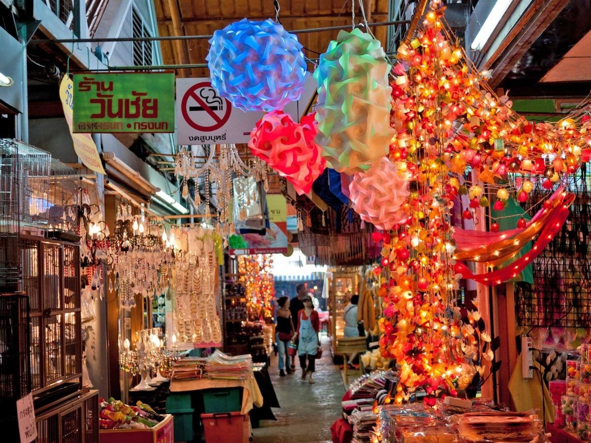 Chatuchak, Bangkok, Thái Lan: Đây là một trong những khu chợ cuối tuần nổi tiếng nhất thế giới. Chợ được chia ra làm 27 khu, bao gồm hơn 8.000 quầy hàng trên diện tích 141.640 m2.