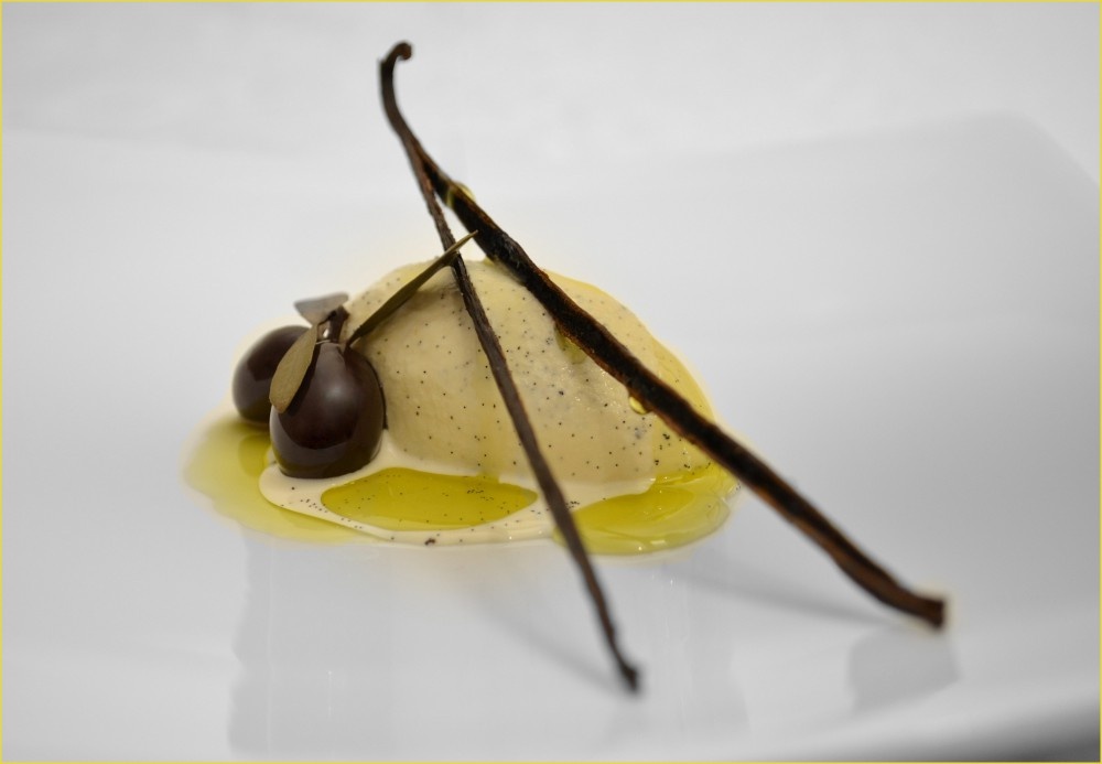 Kem dầu ô liu, Hy Lạp: Kem làm từ quả ô liu Kalamata và mật ong, tạo nên một kết cấu mượt mà và hương vị ngọt ngào. Ảnh: felipemattei.